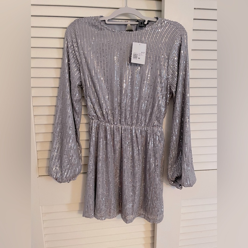 Forever 21 Dress size Medium. New with tags never worn.